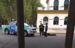 Patrullero atropelló a una mujer en la esquina de la Municipalidad