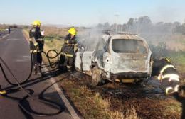 Salida de Bomberos por el incendio de un auto