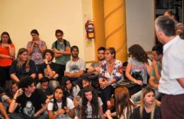 Reunión de estudiantes, padres y autoridades sobre las próximas "vueltas olímpicas"