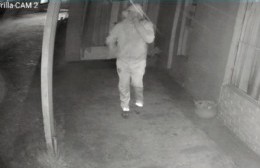 Captaron imágenes de un individuo que violentó la puerta de entrada a una parrilla