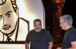 El intendente y el presidente del Grupo Octubre visitaron el mural "Alfonsín Iluminado"