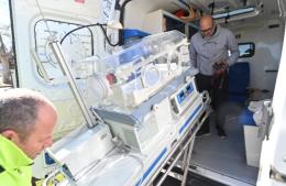 Las ambulancias municipales fueron adaptadas para trasladar incubadoras