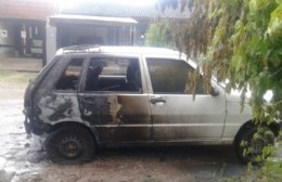 Incendio intencional de un vehículo en calle Saavedra