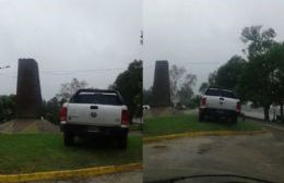 Un auto quedó arriba de la rotonda