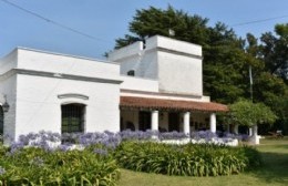 Peña en los jardines del Museo Pampeano