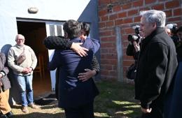 Kicillof visitó a una vecina de Chascomús para entregarle la escritura de su vivienda