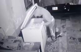 Vecino publica video del robo de garrafas en su vivienda