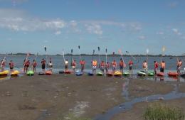 Participantes del Grupo Envión realizaron el tradicional cruce de la laguna en kayak