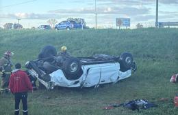 Dos personas murieron tras el vuelco de una camioneta en la Autov&iacute;a 2