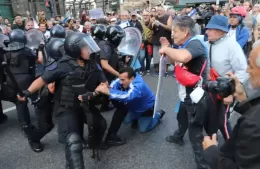 El Gobierno con el verso de un casi ''golpe de Estado'' mientras reprime a jubilados y a la prensa