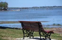 Nuevos bancos y luminarias en la costanera