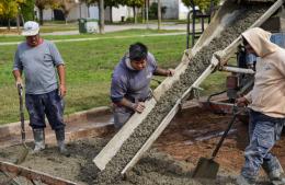 Hormigonado del bulevar Jauretche para completar el barrio de 16 viviendas